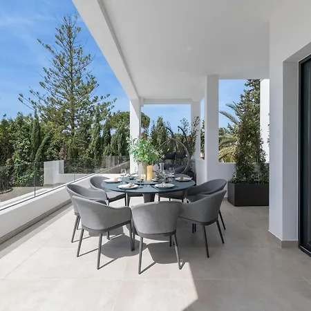 Villa Vacation I Marbesa White Pearl, Two Private Pools, 3min Walk To The Beach, Fastest Wifi, Built In 2024