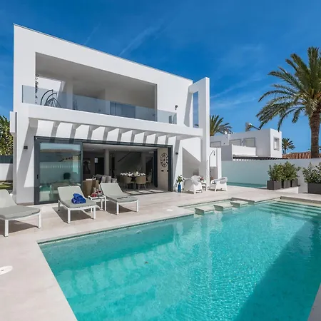 Vacation I Marbesa White Pearl, Two Private Pools, 3min Walk To The Beach, Fastest Wifi, Built In 2024 Βίλα