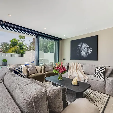 Villa Vacation I Marbesa White Pearl, Two Private Pools, 3min Walk To The Beach, Fastest Wifi, Built In 2024