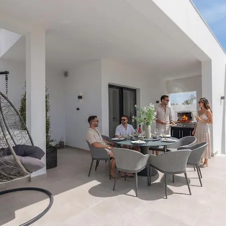 Vacation I Marbesa White Pearl, Two Private Pools, 3min Walk To The Beach, Fastest Wifi, Built In 2024