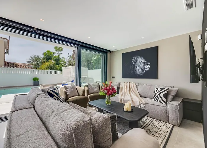 וילה Vacation I Marbesa White Pearl, Two Private Pools, 3min Walk To The Beach, Fastest Wifi, Built In 2024
