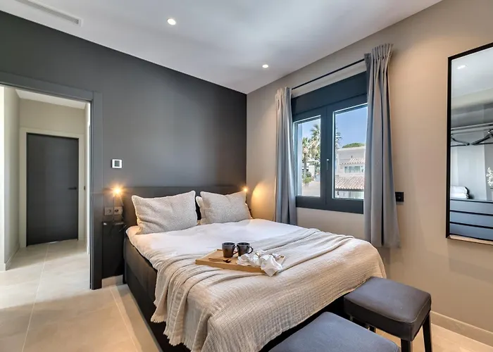 וילה Vacation I Marbesa White Pearl, Two Private Pools, 3min Walk To The Beach, Fastest Wifi, Built In 2024