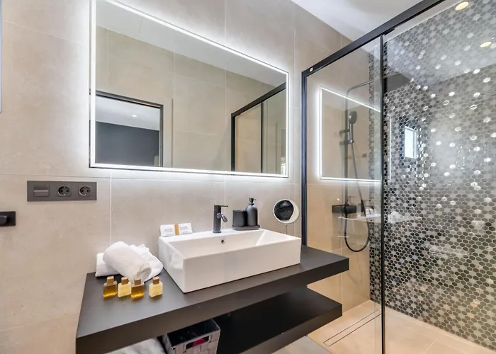 Vacation I Marbesa White Pearl, Two Private Pools, 3min Walk To The Beach, Fastest Wifi, Built In 2024 * 马尔韦利亚