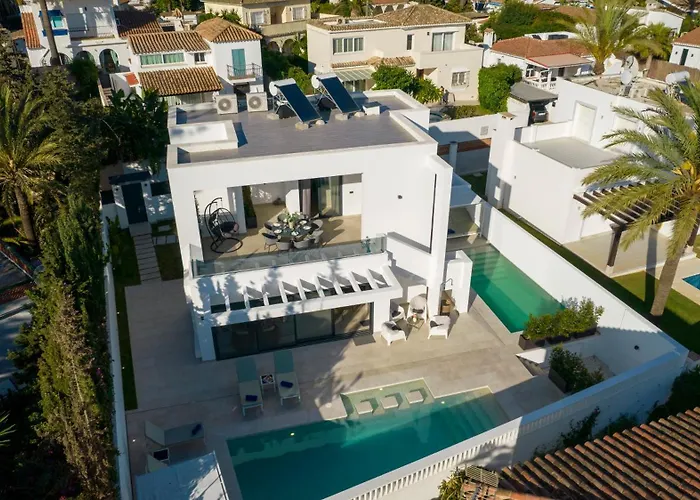 别墅 Vacation I Marbesa White Pearl, Two Private Pools, 3min Walk To The Beach, Fastest Wifi, Built In 2024 马尔韦利亚