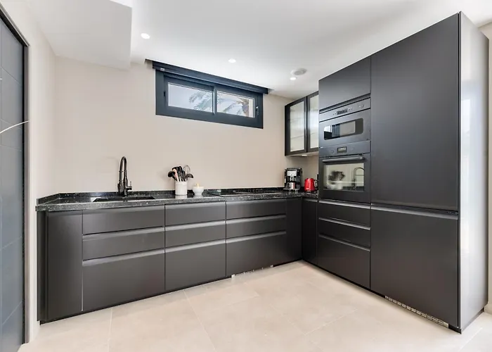 Vacation I Marbesa White Pearl, Two Private Pools, 3min Walk To The Beach, Fastest Wifi, Built In 2024 别墅