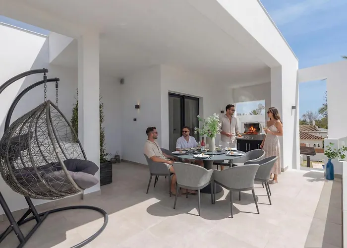 Vacation I Marbesa White Pearl, Two Private Pools, 3min Walk To The Beach, Fastest Wifi, Built In 2024