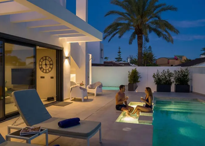 别墅 Vacation I Marbesa White Pearl, Two Private Pools, 3min Walk To The Beach, Fastest Wifi, Built In 2024