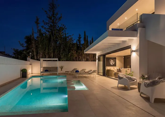 别墅 Vacation I Marbesa White Pearl, Two Private Pools, 3min Walk To The Beach, Fastest Wifi, Built In 2024