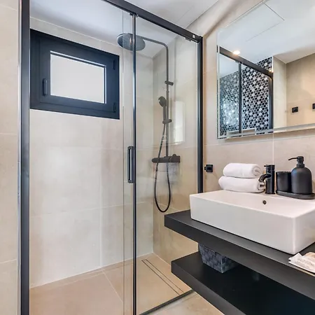 Vila Vacation I Marbesa White Pearl, Two Private Pools, 3min Walk To The Beach, Fastest Wifi, Built In 2024